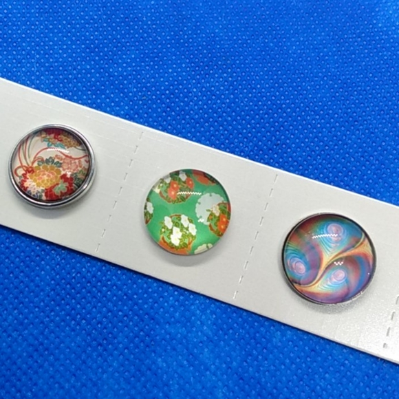 28" silver snap button necklace with 6 buttons - Picture 3 of 4